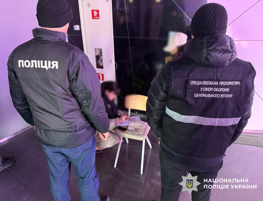 На Київщині керівниця ГО вимагала $10 тисяч за фіктивну непридатність