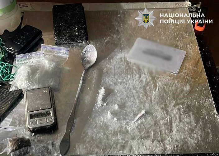 У Києві затримали наркоділків з кокаїном та МДМА: вилучено 360 пігулок