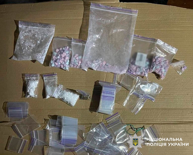 У Києві затримали наркоділків з кокаїном та МДМА: вилучено 360 пігулок