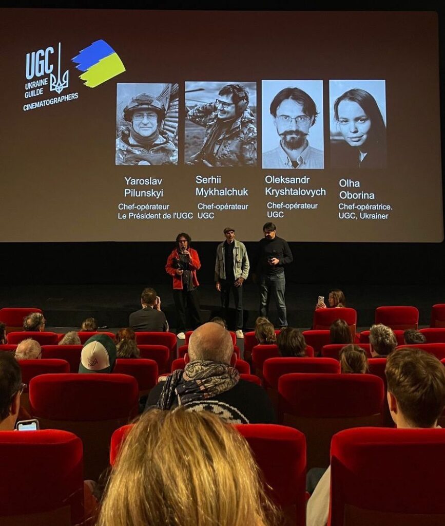 Українську операторську школу представили в Парижі на головній кіновиставці Європи Люди в залі слухають виступ представниці української делегації