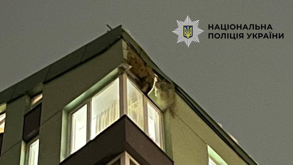 Пошкоджений останній поверх будинку внаслідок нічної атаки