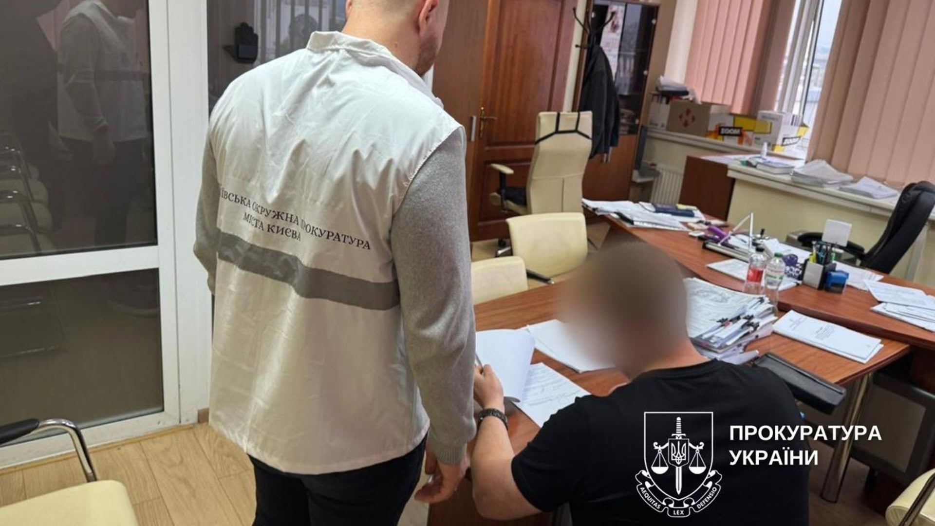 Працівник прокуратури і підозрюваний