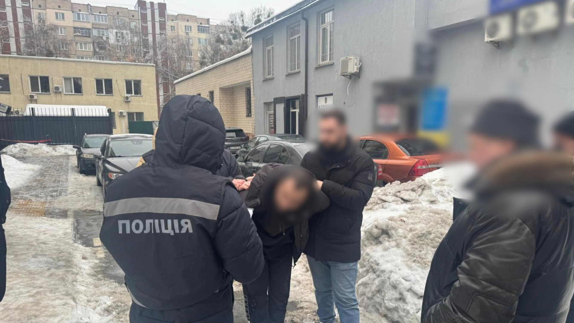 Начальника ШЕУ Подільського району судитимуть через неякісні стовпчики за 1,4 млн Підозрюваному заламали руки під час затримання