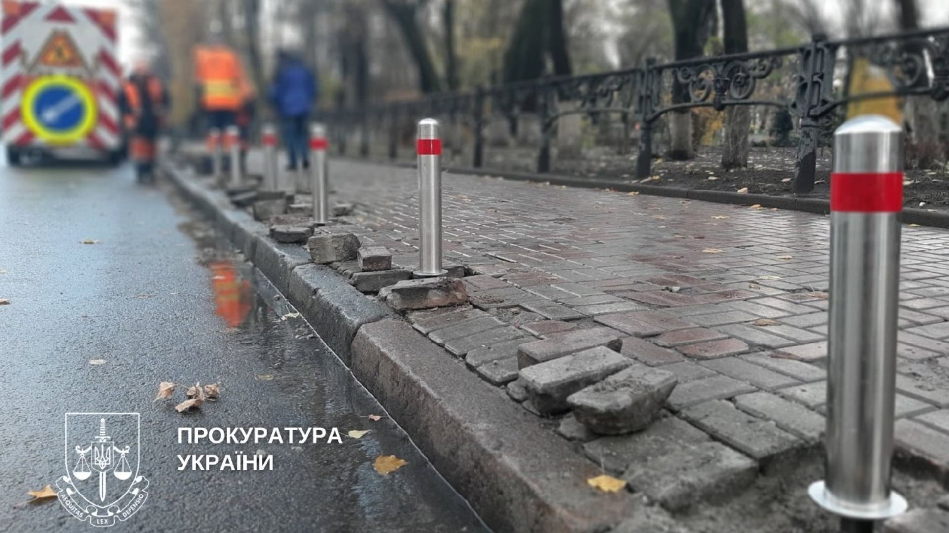 Антипаркувальні стовпчики на тротуарі