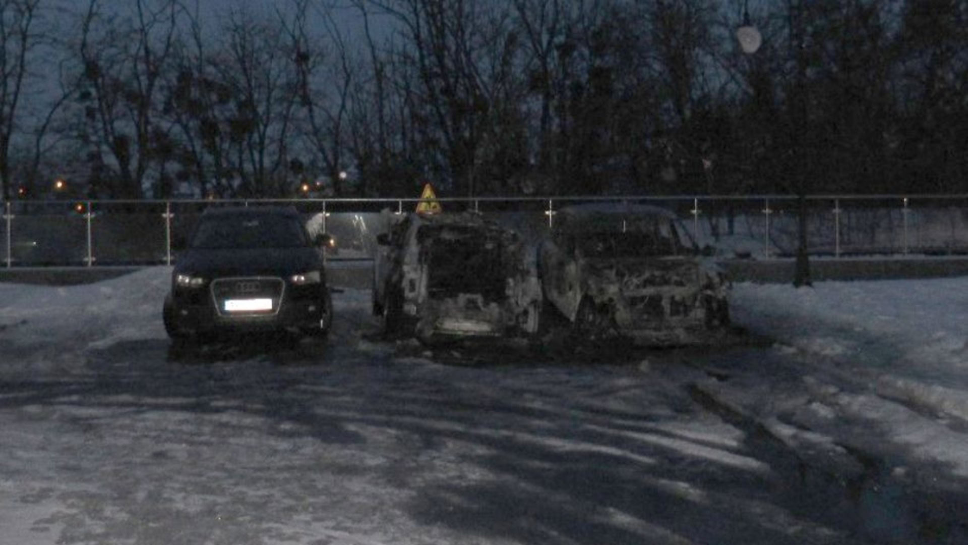 Загальний вигляд на територію, де спалені автомобілі