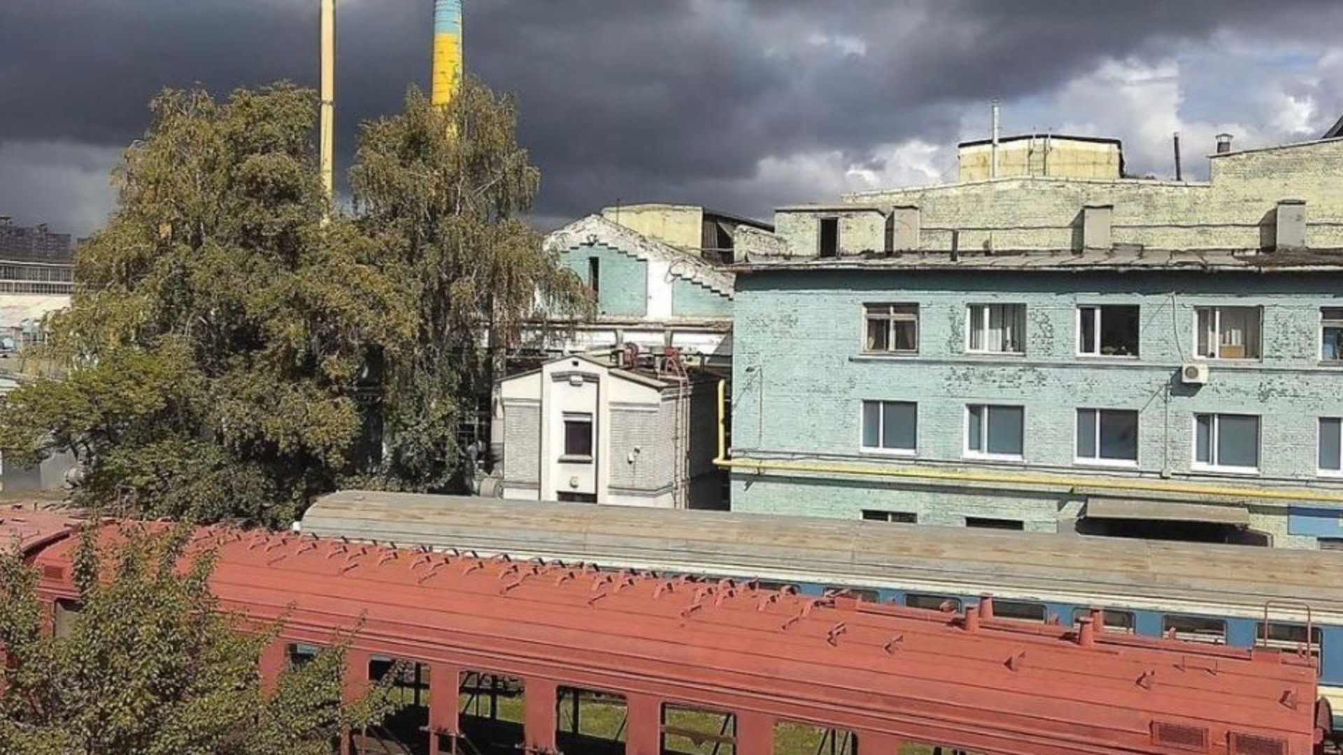 Вагони пасажирських потягів у занедбаному стані