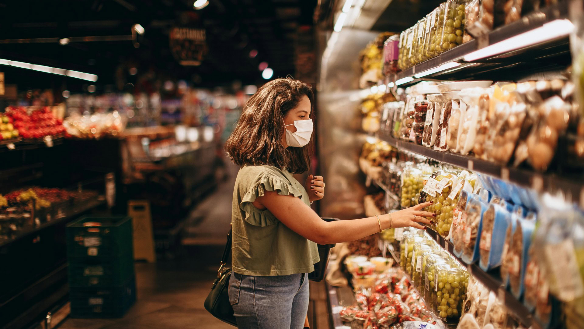 Жінка обирає продукти в магазині