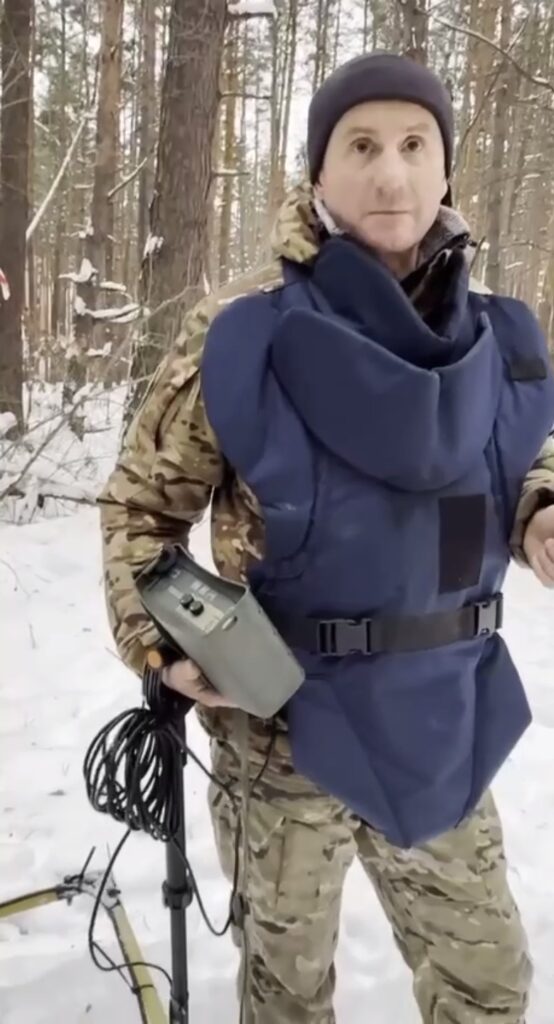В Ірпені у лісі на вул. Літературній розпочалося розмінування 70 гектарів лісу після боїв 2022 року В Ірпені у лісі на вул. Літературній розпочалося розмінування 70 гектарів лісу після боїв 2022 року