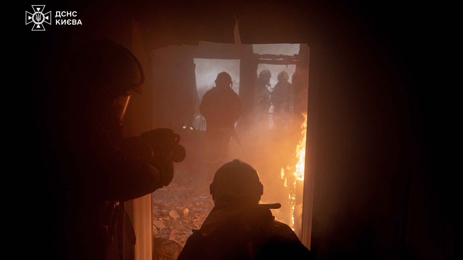 Рятувальники ДСНС гасять пожежу в будівлі після ворожого удару по Києву