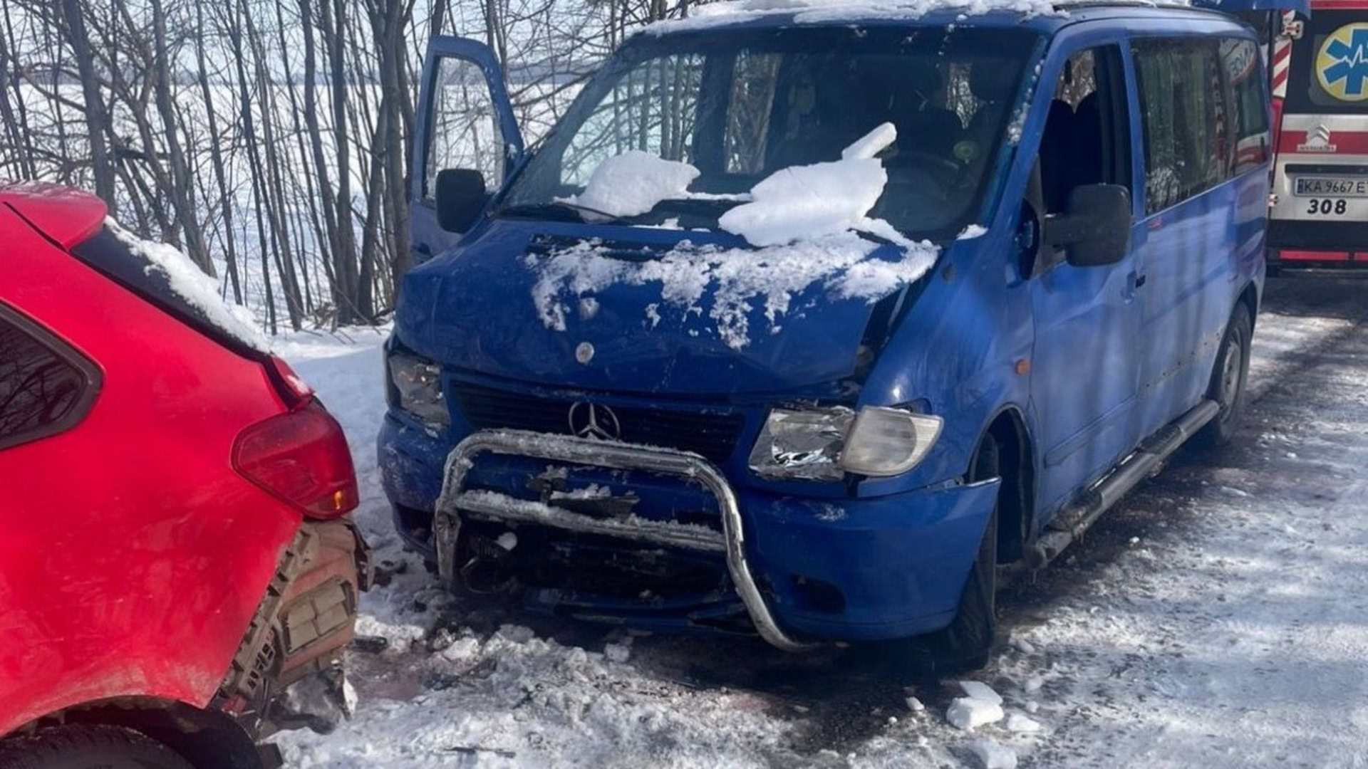 Зіткнення синього мікроавтобуса Mercedes Vito з червоним автомобілем Opel Astra на засніженій дорозі на Обухівщині, на місці працює екстрена медична допомога
