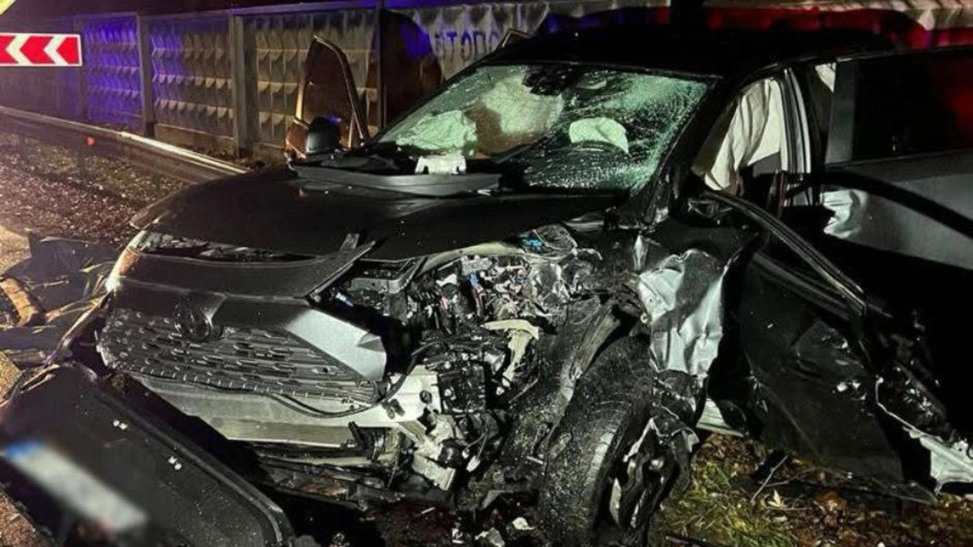 Розбитий автомобіль після смертельної ДТП у Києві на вулиці Старокиївській, розтрощена передня частина, розбите лобове скло