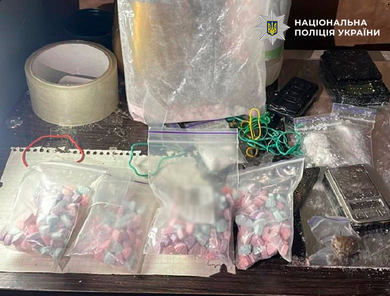 У Києві затримали наркоділків з кокаїном та МДМА: вилучено 360 пігулок