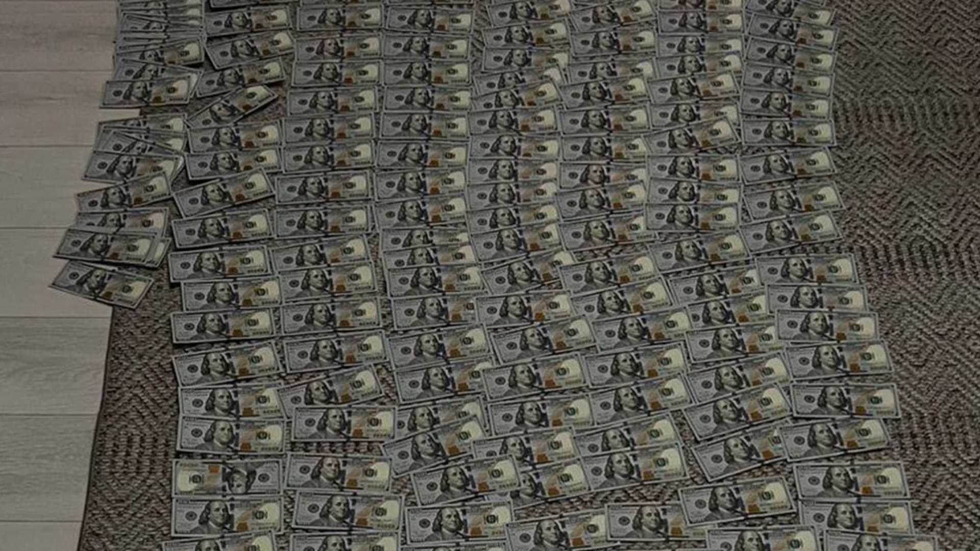 Купюри номіналом 100 доларів США розкладені як речові докази