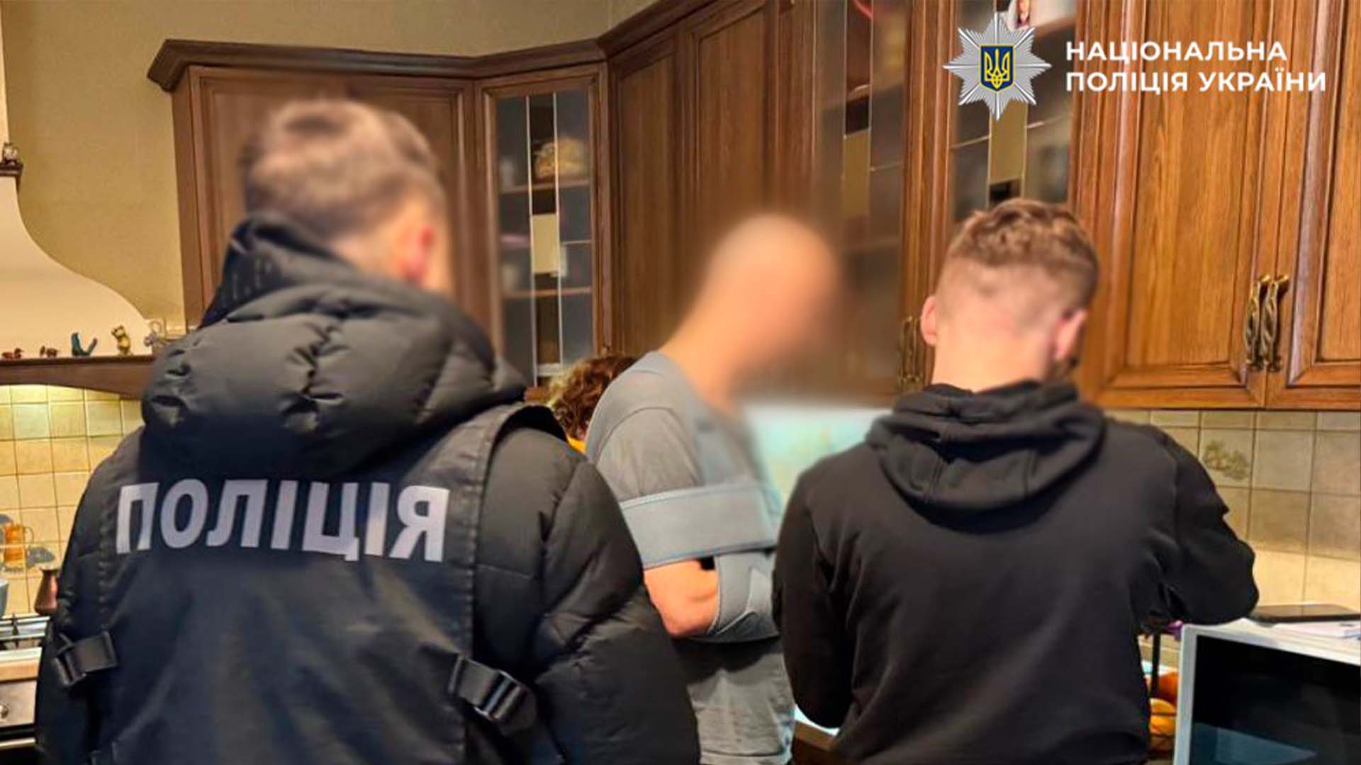 Поліцейські у жилеті «ПОЛІЦІЯ» затримують підозрюваного посадовця «Київзеленбуду» у справі про розтрату бюджетних коштів