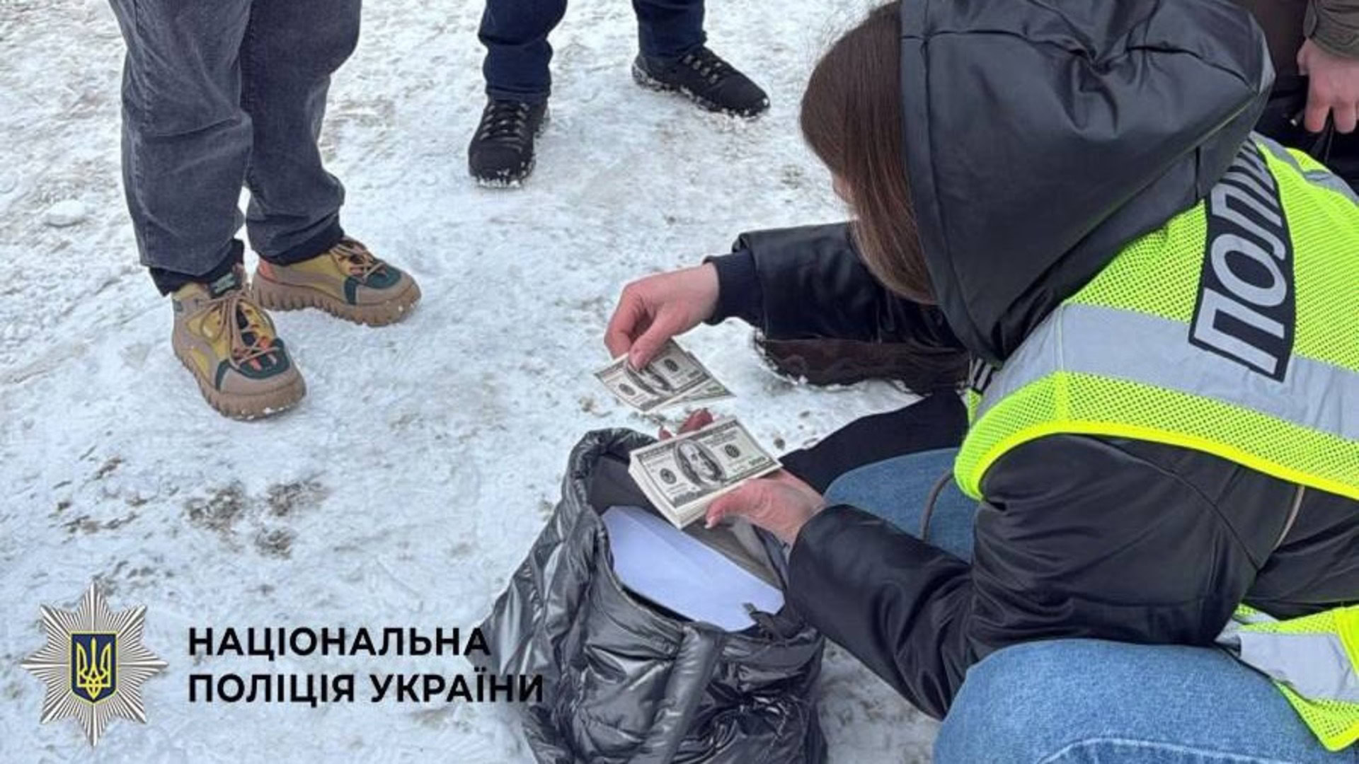 Поліцейська у жовтому жилеті рахує долари під час затримання лікарки, яка оформлювала фіктивну інвалідність за хабар у Києві