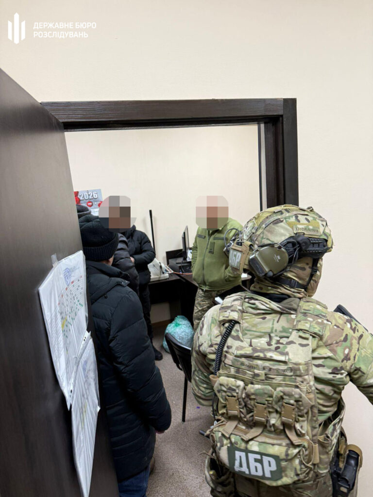 На Київщині ДБР припинило діяльність 4 підозрюваних у схемі дезертирства На Київщині ДБР припинило діяльність 4 підозрюваних у схемі дезертирства