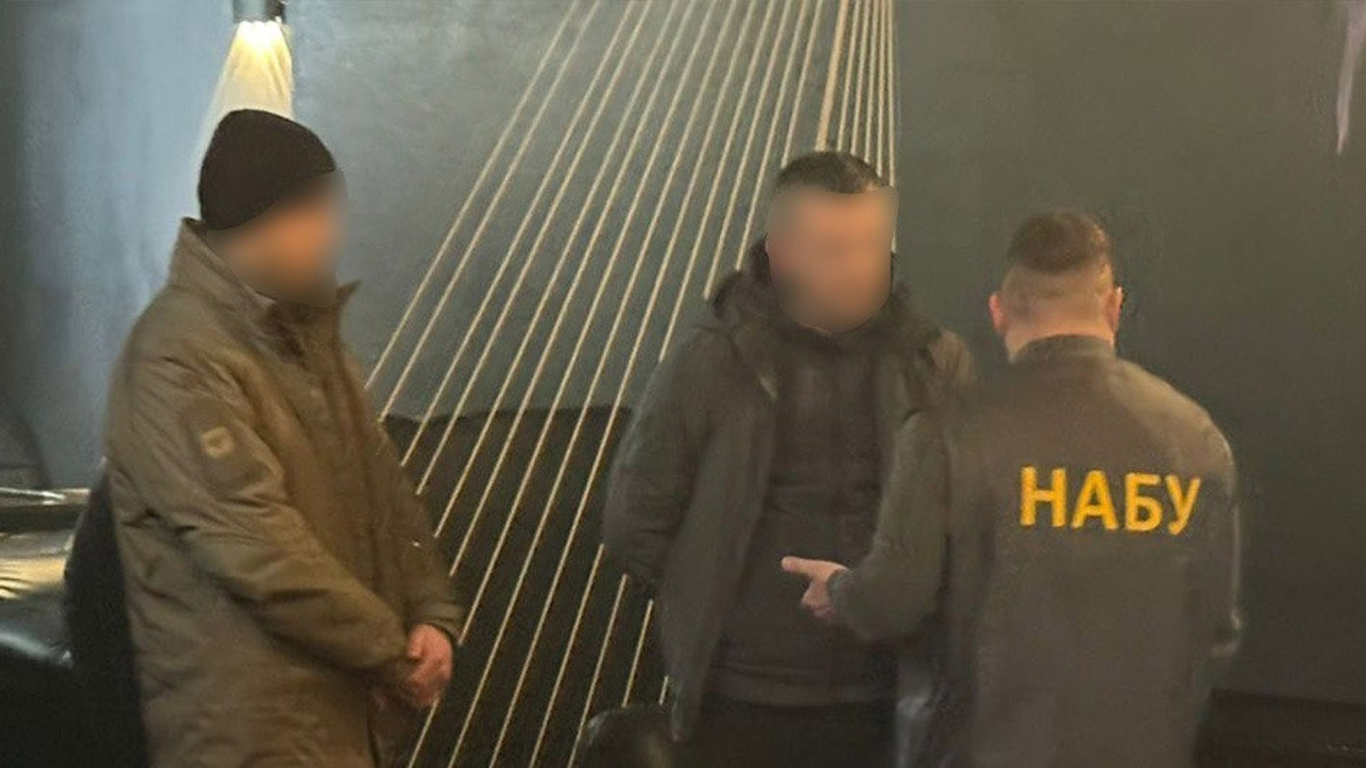 Детективи НАБУ затримують працівника СБУ під час отримання хабара у 68 000 доларів за оформлення відстрочок від мобілізації