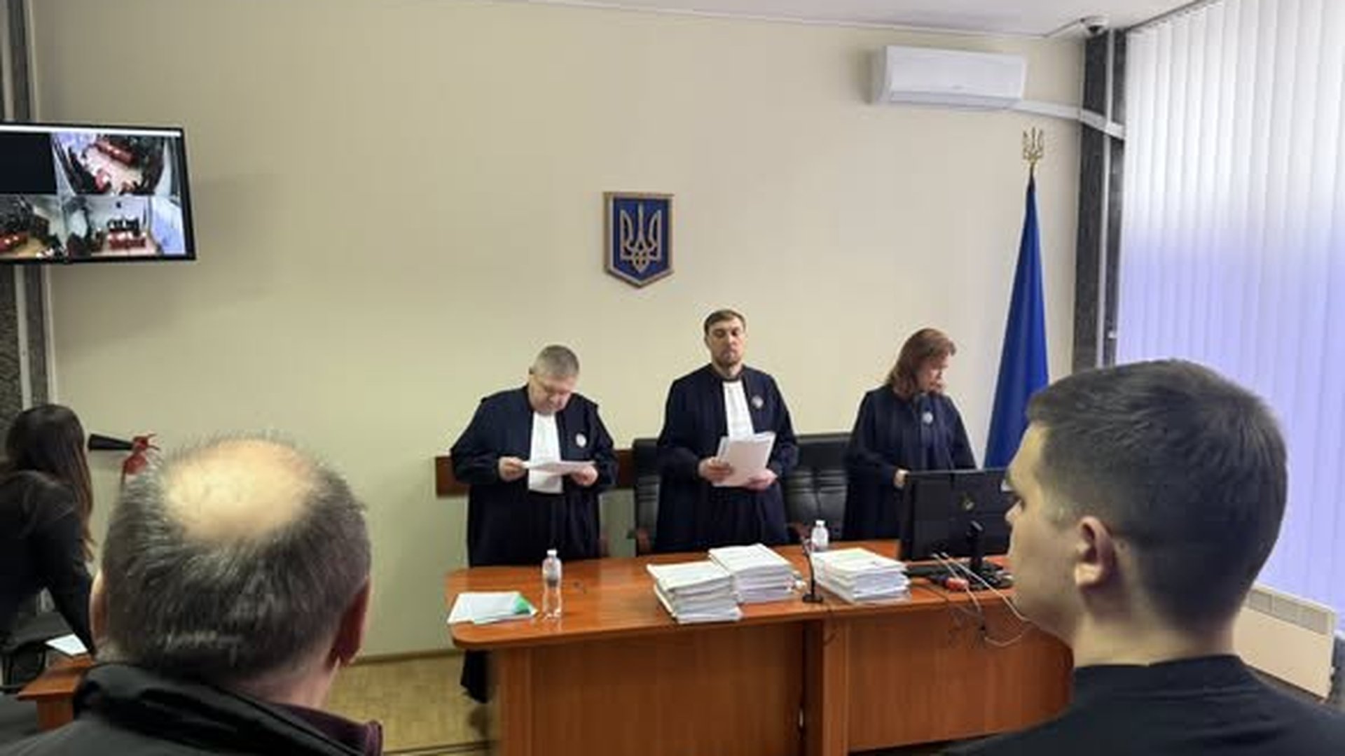 Троє суддів у мантіях зачитують рішення на засіданні суду у справі Китаївського археологічного комплексу