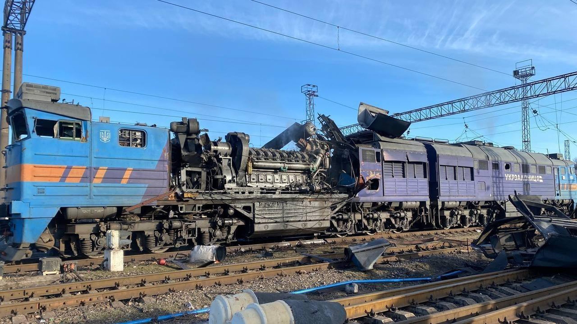 Два пошкоджені локомотиви Укрзалізниці на залізничних коліях після масованої ракетно-дронової атаки росії