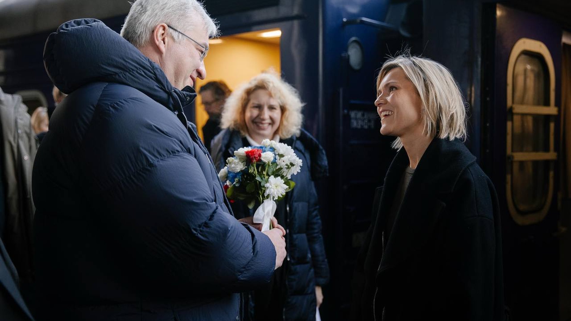 Зустріч міжнародних делегацій на залізничному вокзалі Києва під час річниці повномасштабного вторгнення Росії