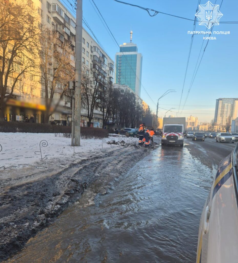 На Старокиївській прорвало трубу: рух перекритий На Старокиївській прорвало трубу: рух перекритий