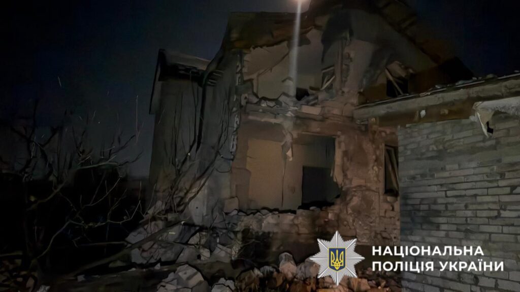 Обухівський район під ударом: поранений чоловік, пошкоджено будинки (оновлюється) Обухівський район під ударом: поранений чоловік, пошкоджено будинки (оновлюється)