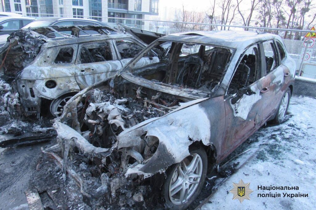 У Києві затримали двох чоловіків, які за 100 тисяч підпалили авто на Липках