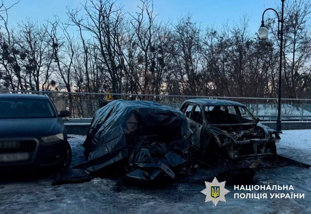 У Києві затримали двох чоловіків, які за 100 тисяч підпалили авто на Липках