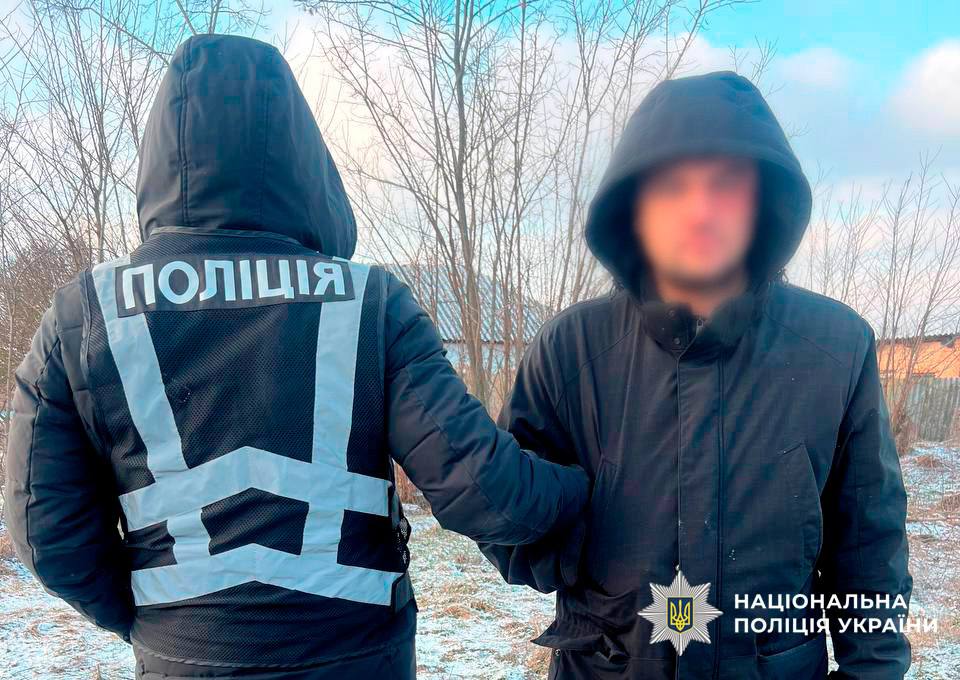 У Києві затримали двох чоловіків, які за 100 тисяч підпалили авто на Липках