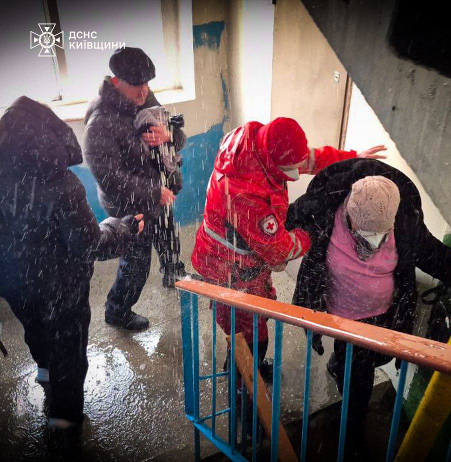 У Вишгороді через пожежу з 9-поверхівки евакуювали 13 осіб (відео)