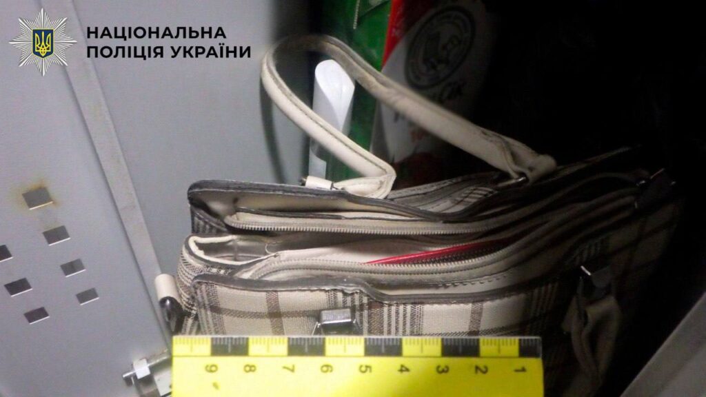 На Подолі жінка прийшла влаштовуватися на роботу і обікрала колегу