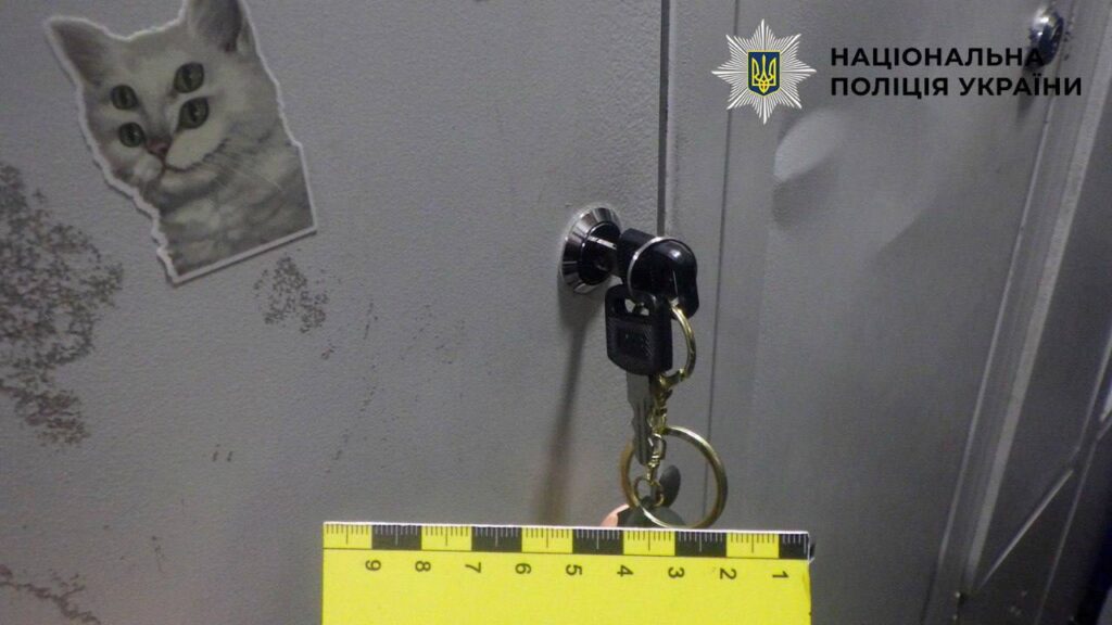 На Подолі жінка прийшла влаштовуватися на роботу і обікрала колегу