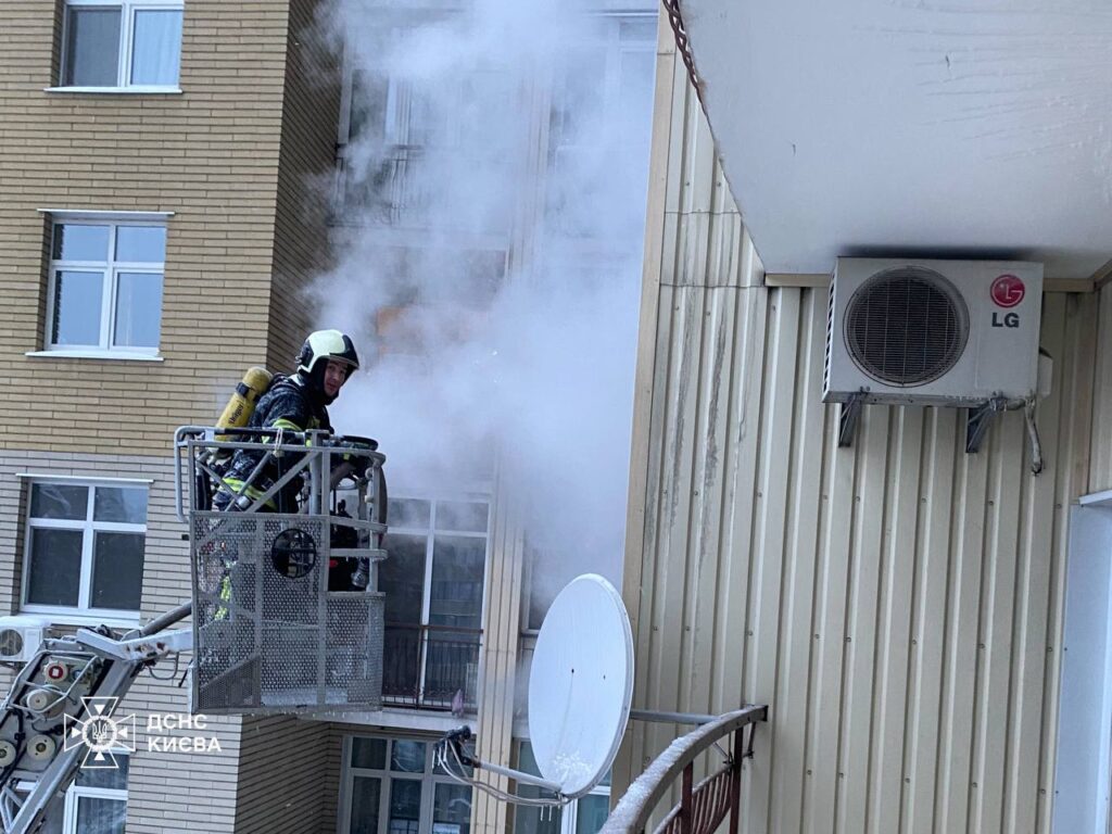 Пожежа на Антоновича: рятувальники вивели на свіже повітря 10 киян