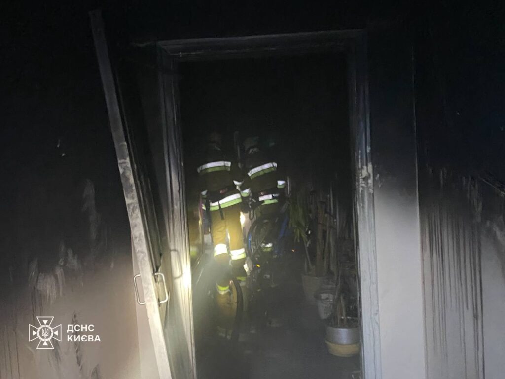 Пожежа на Антоновича: рятувальники вивели на свіже повітря 10 киян