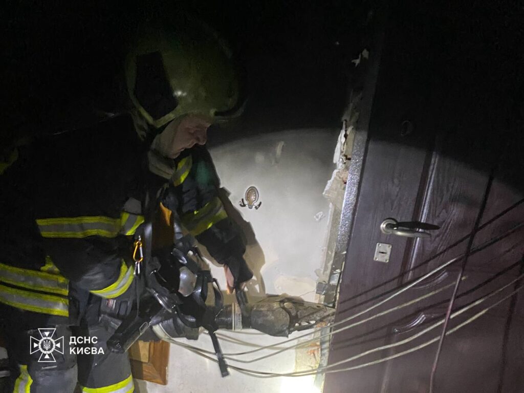 Пожежа на Антоновича: рятувальники вивели на свіже повітря 10 киян
