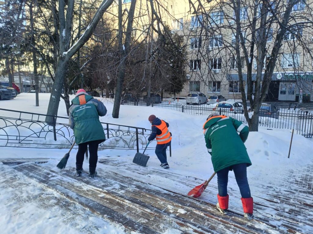 146 одиниць техніки розчищають дороги Києва від снігу
