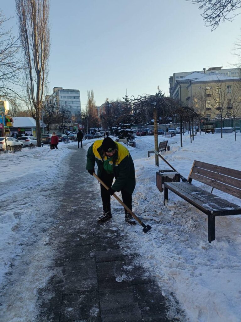 146 одиниць техніки розчищають дороги Києва від снігу