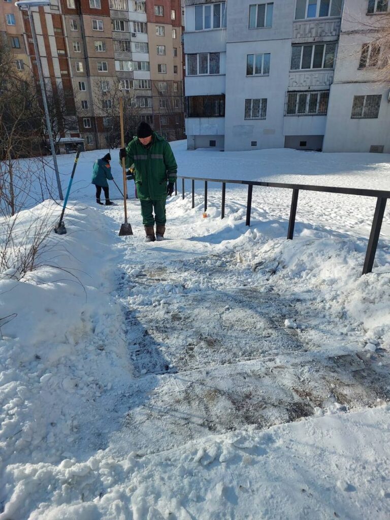 146 одиниць техніки розчищають дороги Києва від снігу