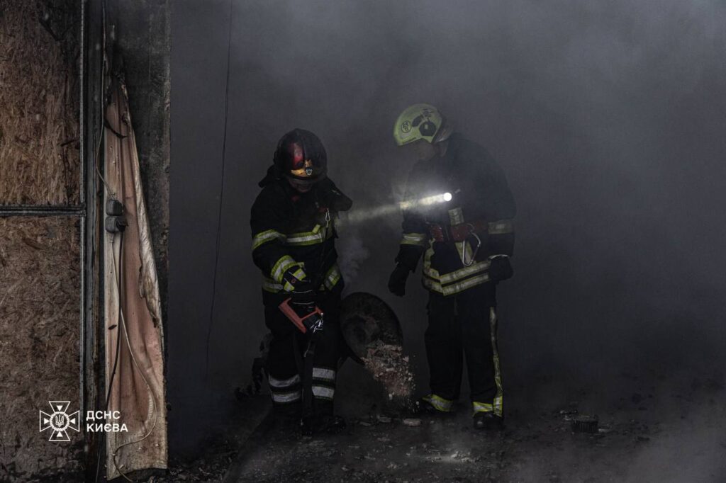 У Дарницькому районі ліквідували пожежу на СТО площею 150 кв. м