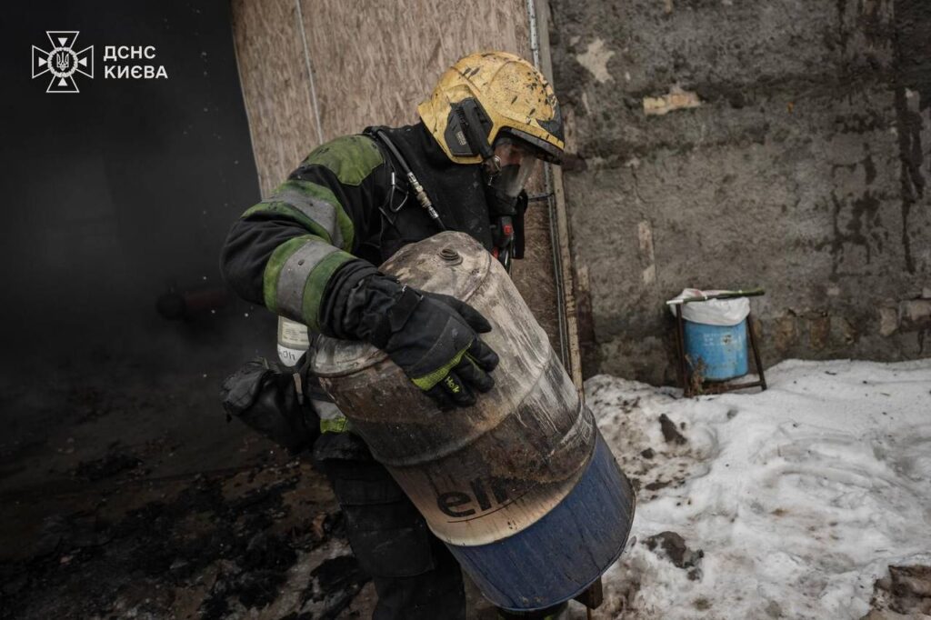 У Дарницькому районі ліквідували пожежу на СТО площею 150 кв. м