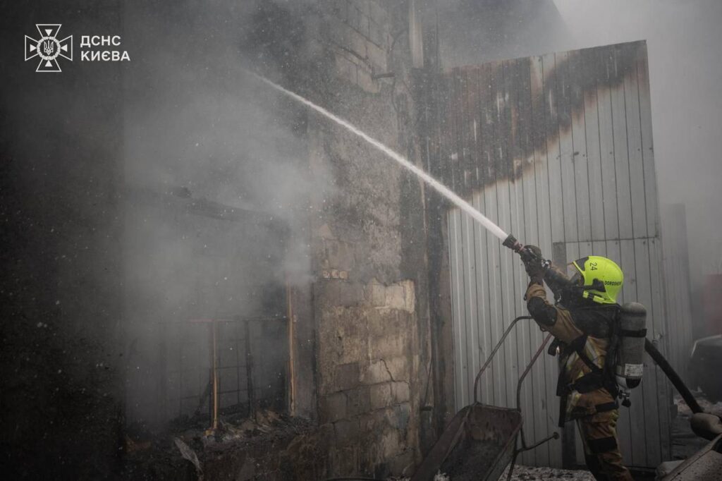 У Дарницькому районі ліквідували пожежу на СТО площею 150 кв. м