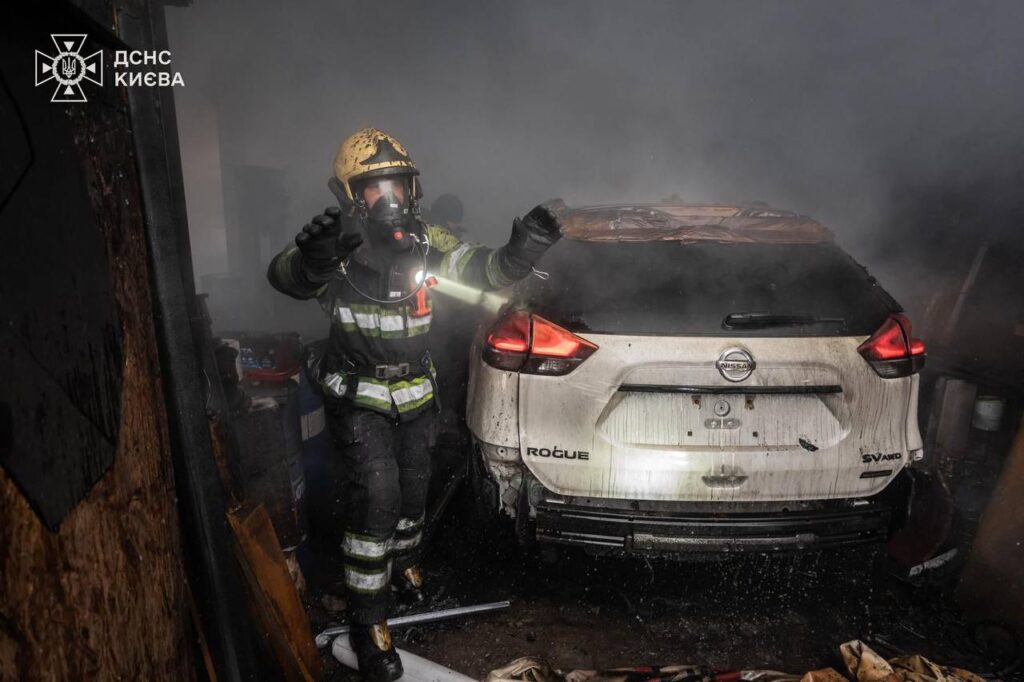 У Дарницькому районі ліквідували пожежу на СТО площею 150 кв. м