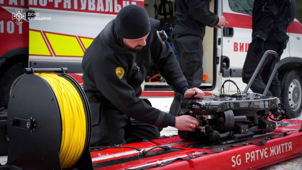 Процес витягнення затонулого автомобіля з-під криги