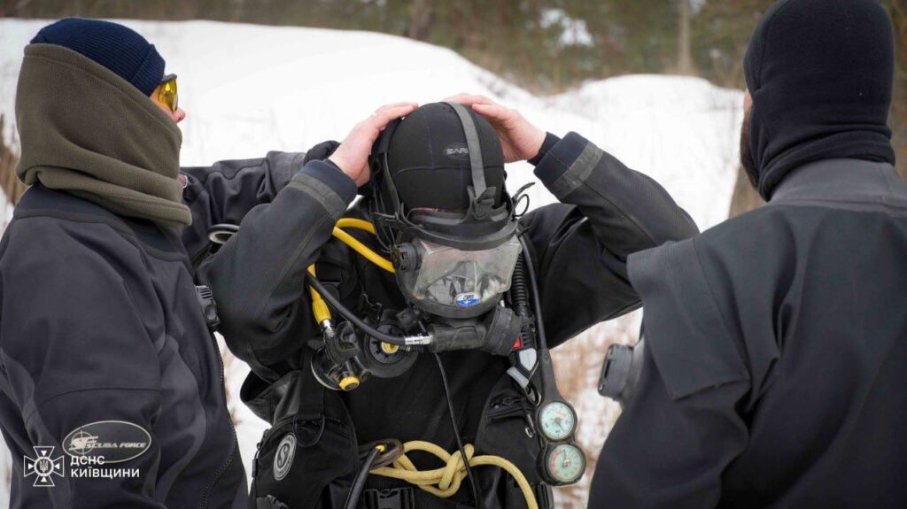 Робота водолазного підрозділу на водоймі в зимових умовах