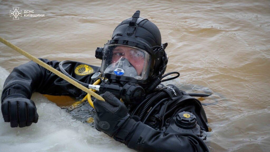 Водолази під час пошукової операції на Київському водосховищі