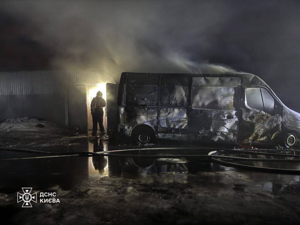 Пожежа у Дарницькому районі: вогонь з вантажівки перекинувся на склад