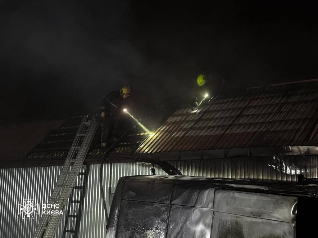 Пожежа у Дарницькому районі: вогонь з вантажівки перекинувся на склад