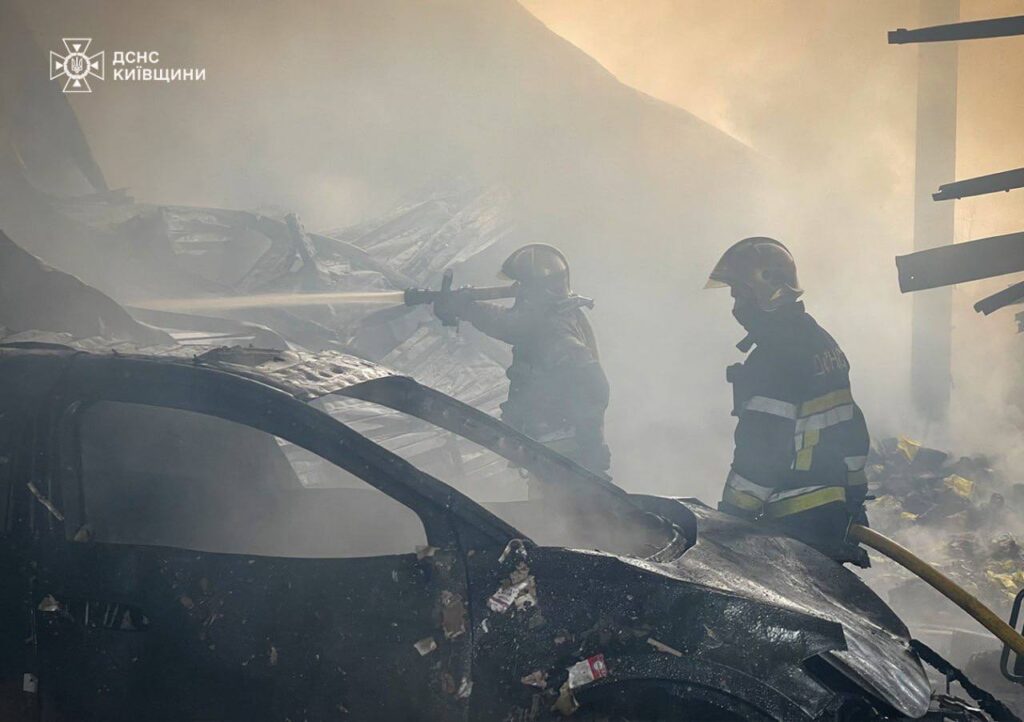 У Михайлівці-Рубежівці загорівся металевий ангар на 1000 кв. м