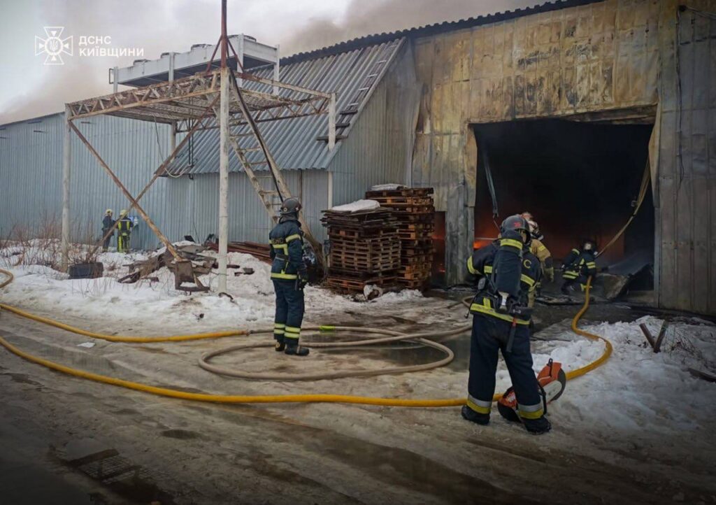 У Михайлівці-Рубежівці загорівся металевий ангар на 1000 кв. м