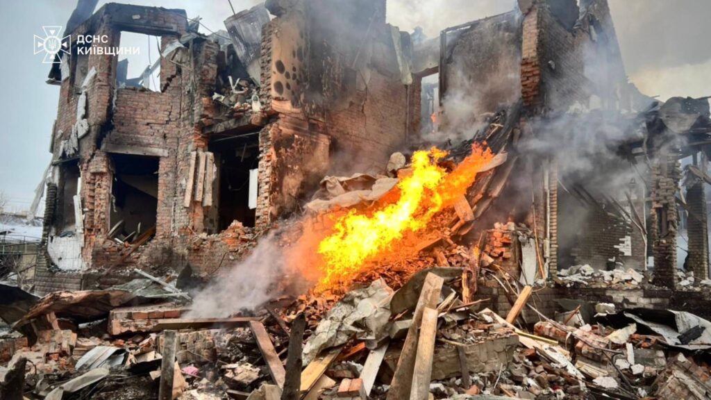 Ракетно-дронова атака на Київщину: постраждала жінка, з-під завалів врятовано 8 осіб